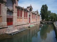 Alte Markthalle von Colmar am Ufer der Lauch