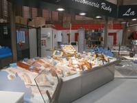 Fischstand in der neu eingerichteten alten Markthalle