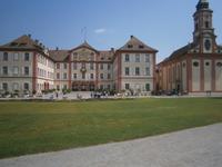 Schloss mit Schlosskirche im Park der Vier Jahreszeiten