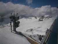 Die Wolken geben den Blick auf den Zugspitzsattel frei