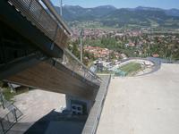 Anlaufturm der kleinen Schanze mit Oberstdorf im Hintergrund