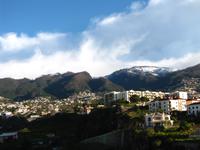 Schneebedeckte Berge über Funchal