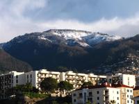 Schneebedeckte Berge über Funchal