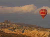 Ballonfahrt und Uchisar im Hintergrund