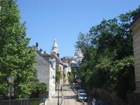 Blick zu Sacre Coeur mit Gassen von Montmartre