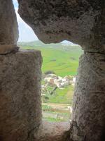 Blick aus einer Schießscharte auf der Zitadelle von Victoriosa