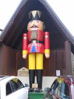 strammer Nussknacker am Eingang