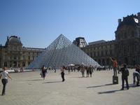 Louvre mit Pyramide