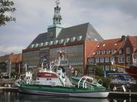Rathaus und Alter Hafen in Emden