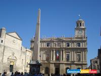 Tag Arles Rathaus mit römischen Obelsiken Place de la Republique