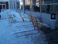 Vor unserem Hotel abgestellte Schlitten