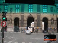 Herausforderung für den Busfahrer - die Einfahrt in den Louvre