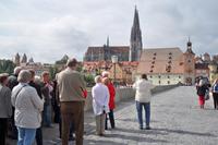 Auf der Steinernen Brücke in Regensburg