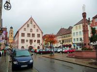 034-Ehrlerplatz mit Rathaus und Brunnen