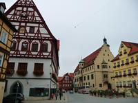 063-Tanzhaus 1444 (links) und Rathaus 13.JH. (rechts)