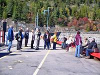 ... und halten Ausschau, wo es bleibt.