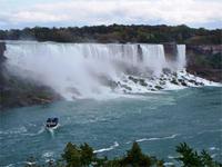 Der erste Blick zu den amerikanischen Niagara Fällen