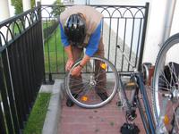Fahrrad-Reparatur am Hotel Anek