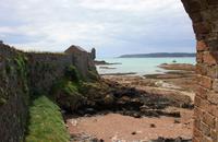 Blick vom Elizabeth Castle auf den Strand bei Ebbe