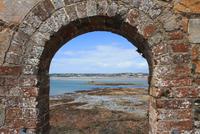Blick vom Elizabeth Castle auf den Strand bei Ebbe