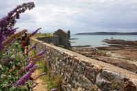 Blick vom Elizabeth Castle auf den Strand bei Ebbe
