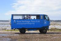 Einige Gäste fahren mit dem Amphibienfahrzeug zurück