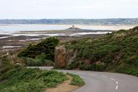 Küste mit Martello-Turm im Hintergrund