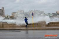 stürmischer Malecón in Havanna