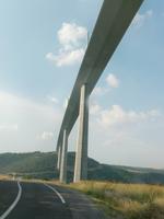Unter dem Viaduc de Millau
