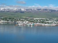 Blick auf Akureyri bei strahlendem Sonnenschein