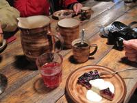 Zum Nachtisch gibt es Heidelbeerkuchen und Kaffee