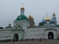 Eine 1,37 km lange Mauer umgibt das Kloster
