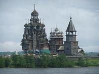 Blick zum Kirchenensemble auf der Insel Kischi