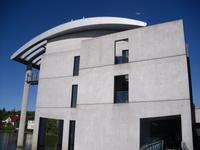 Das moderne Rathaus von der Seite