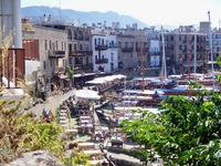 ... zur Hafenstadt Kyrenia.