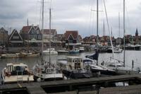 Blick auf die Hafenpromenade von Volendam
