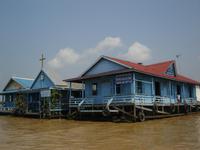 Hausboote, Schulen und Kirchen