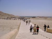 wenn man gerade aus Schaut kann man bis nach Luxor schauen :)