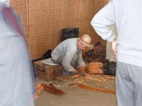 Ein Korbmacher bei der Arbeit.