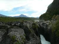 Wasserfälle mit Vulkan im Hintergrund