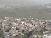 Ein nettes Dorf schmiegt sich an den Fuß der mächtigen Burg