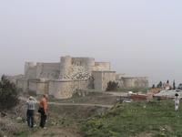 Mächtig steht die Burg in der Landschaft