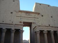 Der Eingang zum Horus Tempel