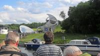 staunende Beobachter beim Heben der Wassertröge