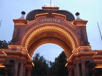Am Haupeingang zum Tivoli
