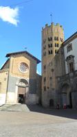einer der Marktplätze mit Pfarrkirche in Orvieto