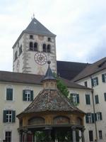Neustift - Wunderbrunnen und Kirchturm