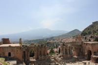 Das Antike Theater von Taormina, Ätna im Hintergrund
