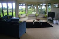 Wohnzimmer der Familie Pricy auf der Pricy-Farm