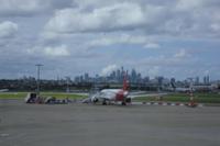 Flughafen in Sydney mit Skyline